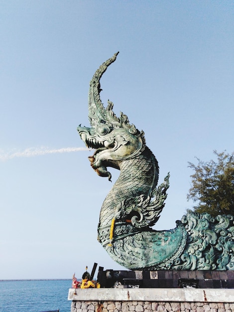 写真 空に照らされた自由の像