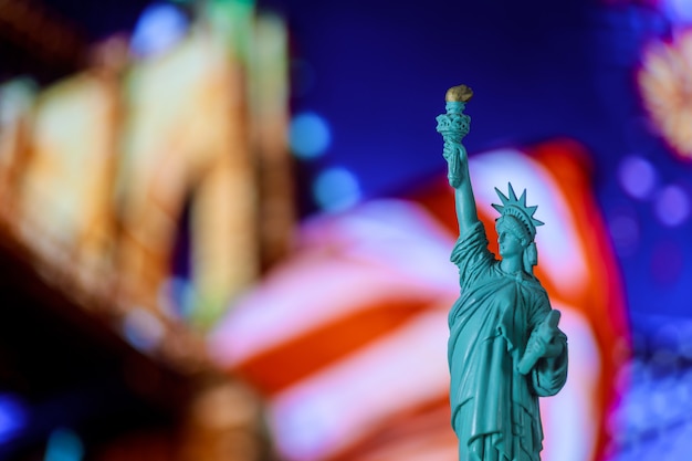 Statue of Liberty, United Specated flag Brooklyn Bridge, New York, Verenigde Staten