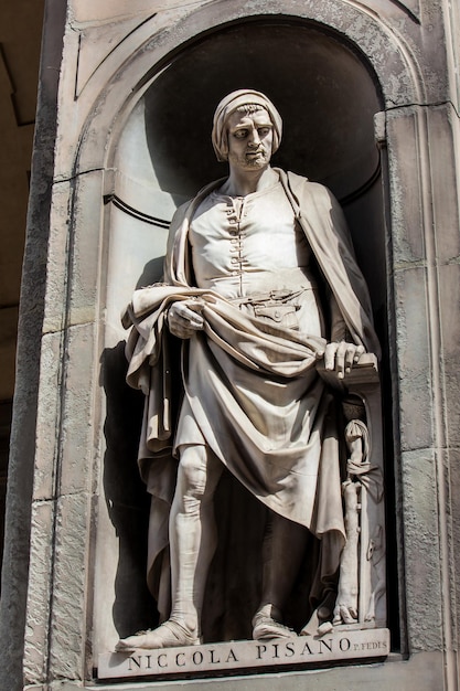 Фото Статуя николы пизано во дворе галереи уффици во флоренции