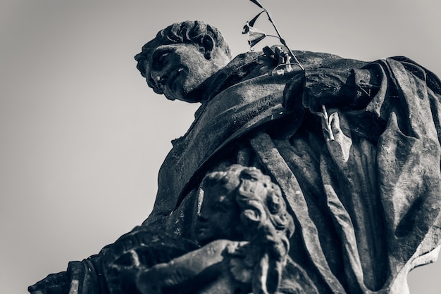 사진 카를교에 톨렌티노의 성 니콜라스 동상. 프라하, 체코