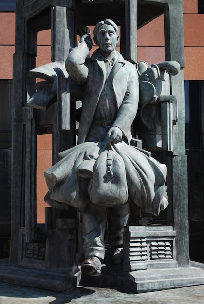 Фото Статуя статуй снаружи здания