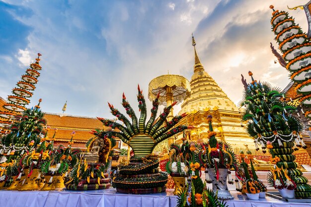 写真 建物と空を背景にした寺院の像