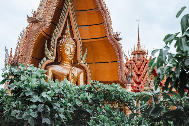 写真 建物の反対側にある寺院の像