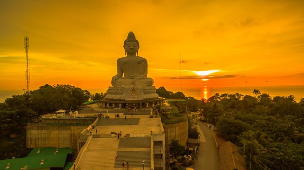 写真 夕暮れの空に照らされた寺院の像