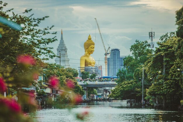 写真 天空を背景にした寺院の像