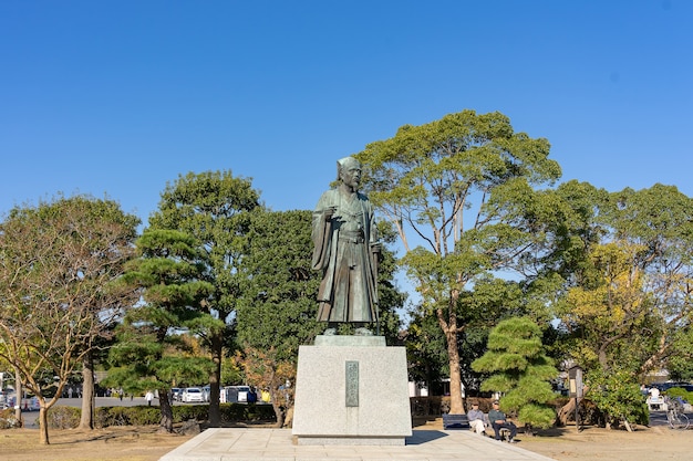 写真 茨城県水戸市の千波公園にある徳川光圭の像。