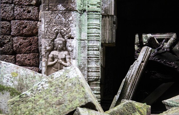 Foto statua sulla vecchia parete in rovina