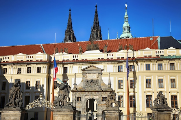 写真 フラチャニ地区プラハ チェコ共和国にあるプラハ城への入り口の像
