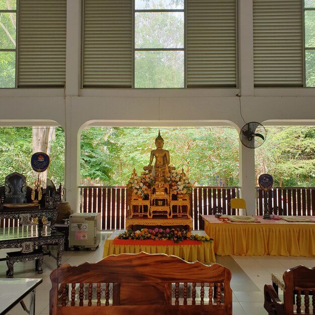 Photo statue outside temple against building