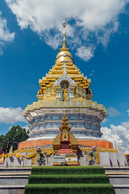 Photo statue of pagoda against cloudy sky