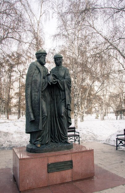 Photo a statue of petr and fevronia in irkutsk