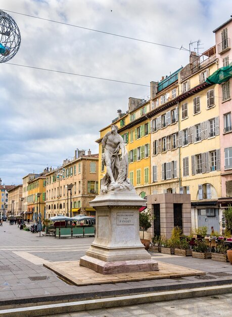 Foto statua di pierre puget a marsiglia francia provenza