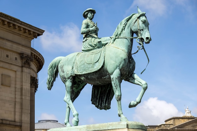 Статуя королевы Виктории за пределами зала Святого Георгия в Ливерпуле, Англия, Великобритания