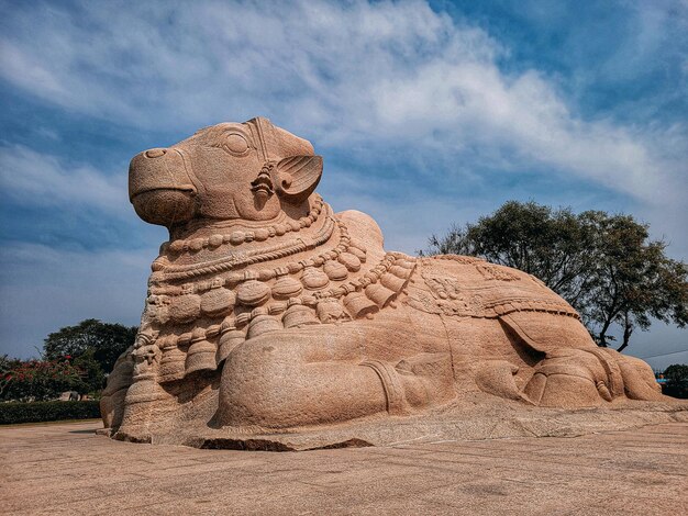 Foto una statua di un ariete nella sabbia