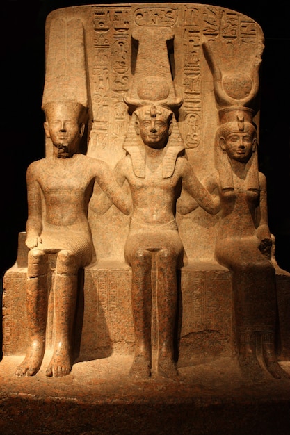 Photo statue of ramesses ii with amun and hathor - front view