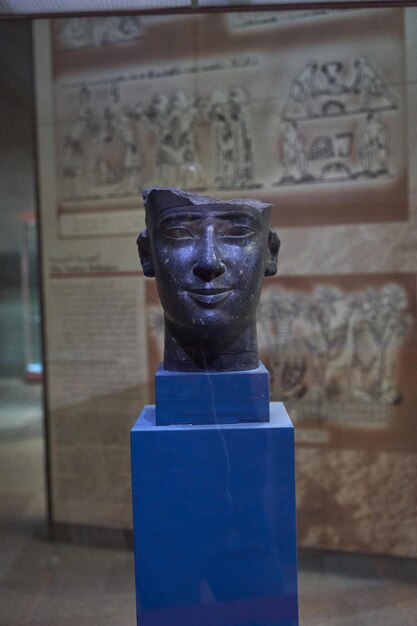 Foto statua di ramses nel museo nubiano di luxor