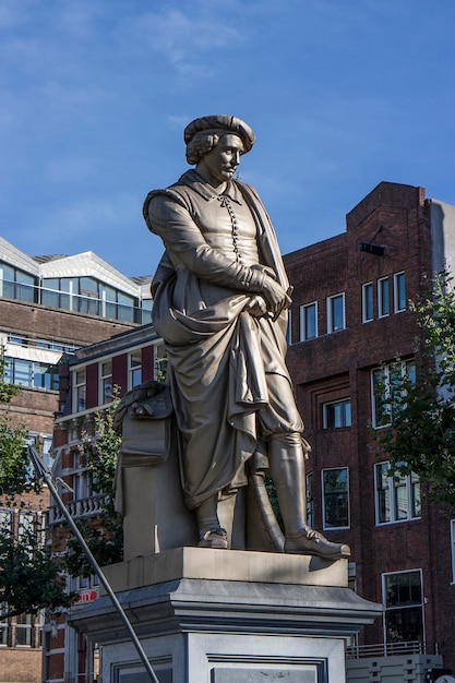 Foto statua di rembrandt contro gli edifici