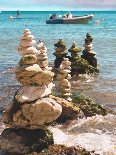 Foto statua di rocce sulla spiaggia
