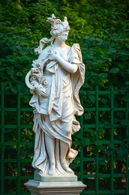 러시아 상트페테르부르크 여름 정원에 있는 플랑드르 바로크 조각가 토마스 쿠엘리누스(Thomas Quellinus)의 18세기 로마 여신 세레스(Ceres)의 동상