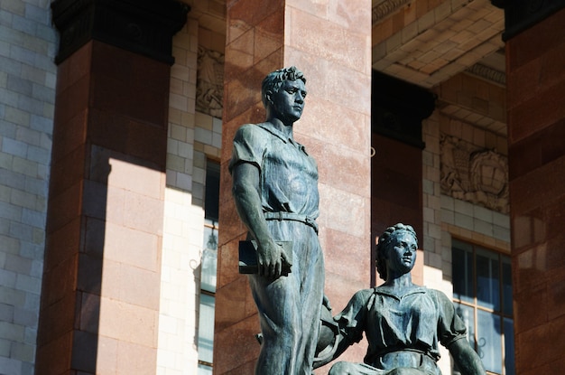 Статуя российских студентов МГУ город фон hd