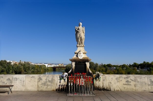 ローマ橋 (プエンテ ロマーノ) の真ん中にある聖ラファエルの像。