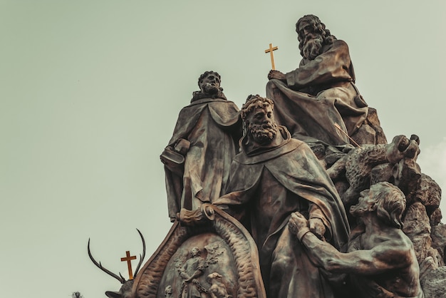 Statua dei santi giovanni di matha, feliz di valois e ivan sul ponte carlo. praga, repubblica ceca