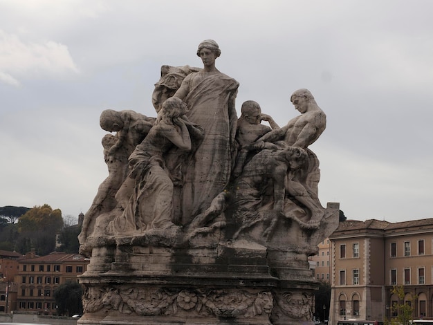 Статуя моста Сант-Анджело в солнечный день в Риме, Италия