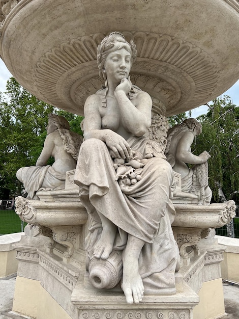 Statua di una donna seduta con conchiglie sulle ginocchia alla fontana del danubio