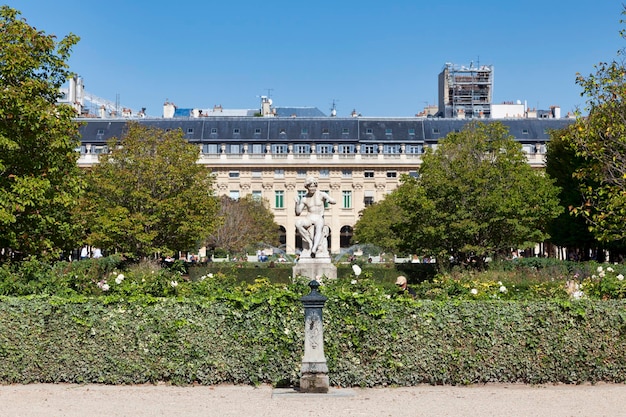 Photo statue of the snake charmer in paris