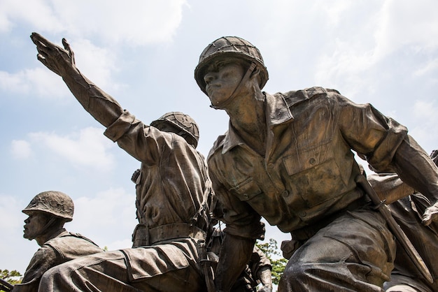 Photo a statue of soldiers pointing to the sky