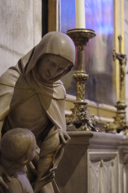 Foto statua di statue nel tempio fuori dall'edificio