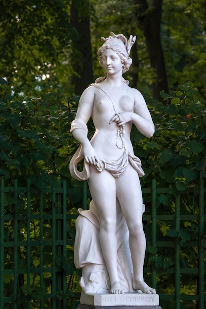 Foto statua della sibilla d'europa dello scultore italiano giovanni zorzoni 1717 nel giardino d'estate a san pietroburgo russia