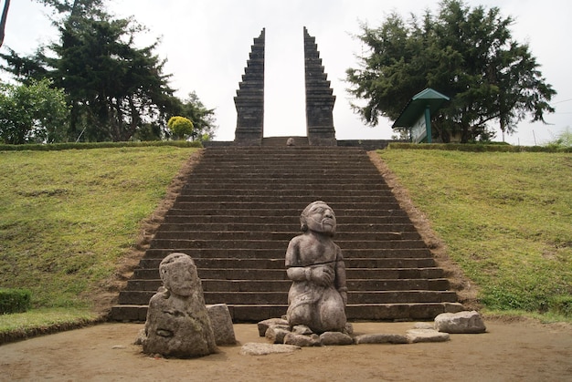 Статуя храма