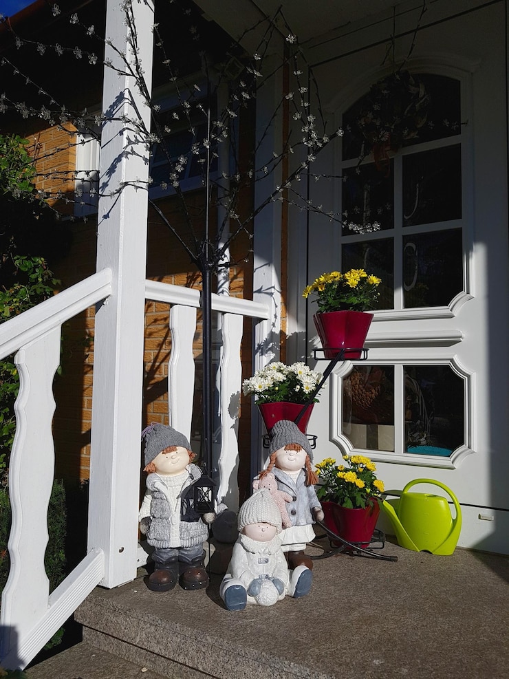 Photo statue of toy outside building