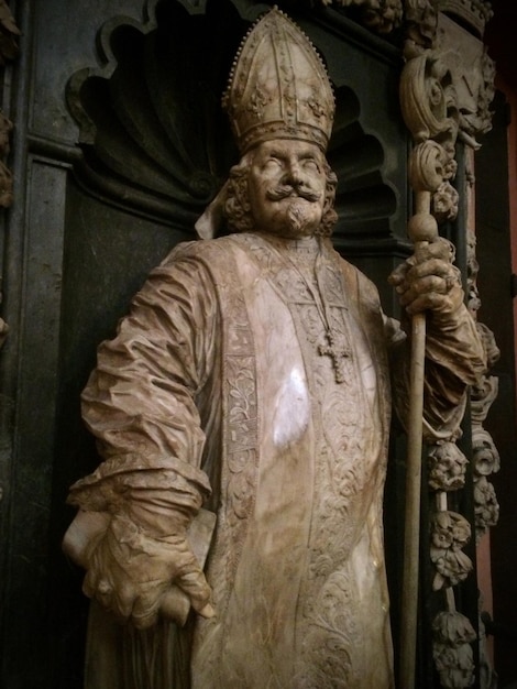 Statue van een heilige in de kathedraal van Frankfurt