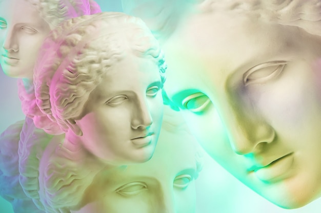 Photo statue of venus de milo. creative concept colorful neon image with ancient greek sculpture venus or aphrodite head. webpunk, vaporwave and surreal art style. pink and green duotone effects.