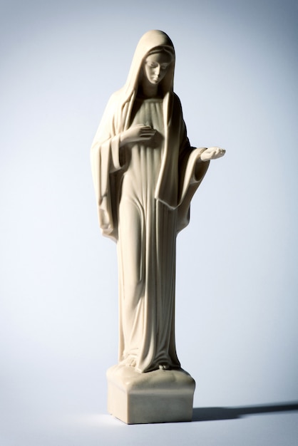 Foto statua della vergine maria su grigio