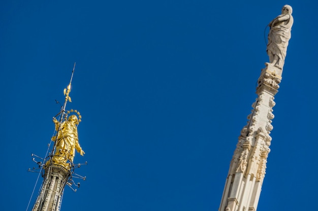 Статуя Девы Марии на вершине Миланского собора (Duomo di Milano) в Италии