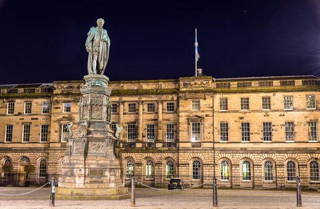 Photo statue of walter montagu douglas scott in front of parliament house in edinburgh