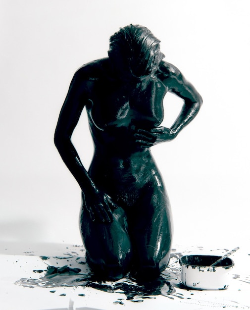 Photo statue of woman in black paint