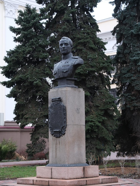 Photo a statue of a woman is standing in front of a building