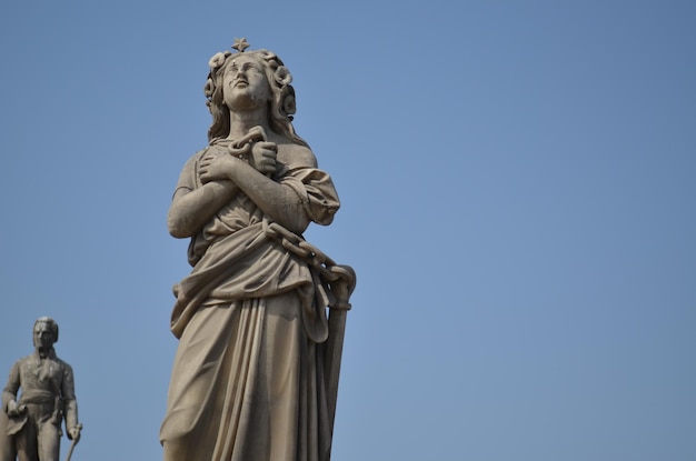 Foto una statua di una donna con una corona sulla testa