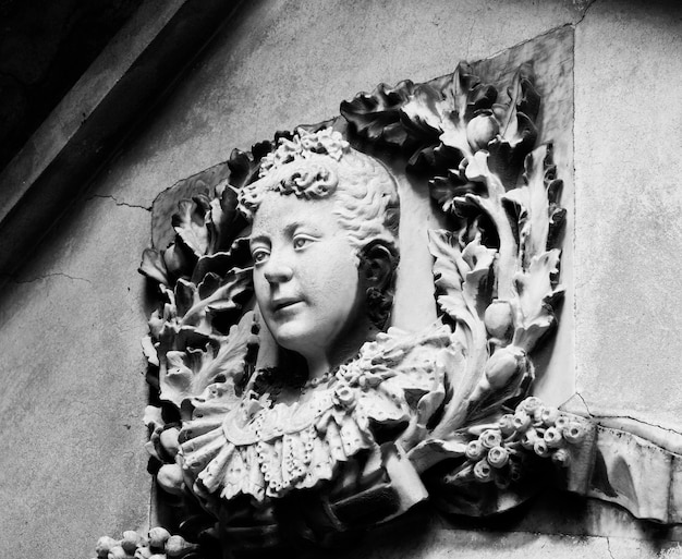 A statue of a woman with a wreath on it