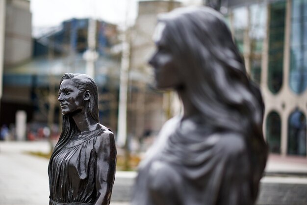 Photo a statue of a woman and a woman with long hair