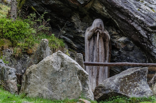 Statua di legno in montagna