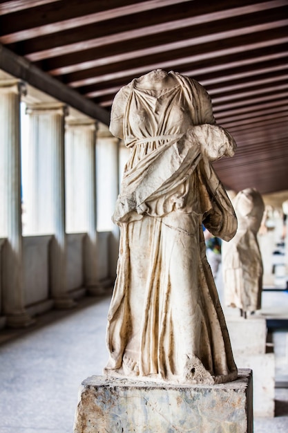 Foto statua di una giovane donna probabilmente artemide alla stoa di attalo ad atene