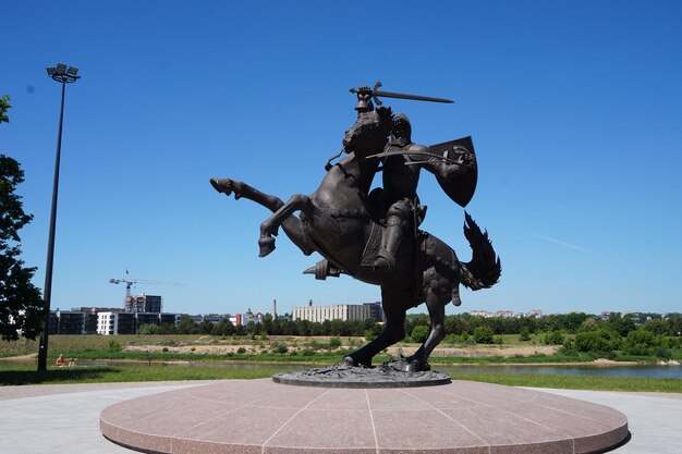 Foto statue contro un cielo blu limpido