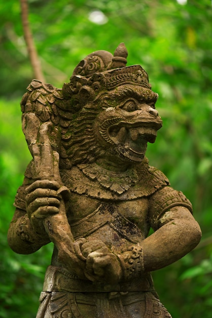 사진 악마, 신 및 발리 신화 신을 묘사 한 동상과 조각.