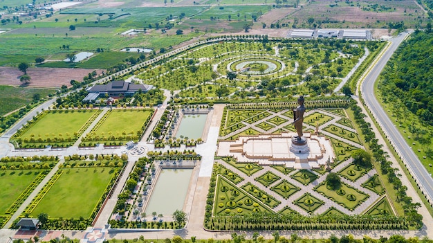 Statue di buddha a wat thipsukhontharam, provincia di kanchanaburi, tailandia