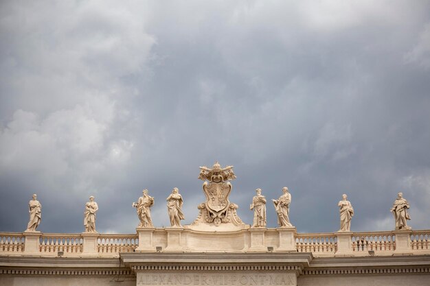 이탈리아 로마 바티칸에 기둥이 있는 건물 위의 유명한 사람들의 동상